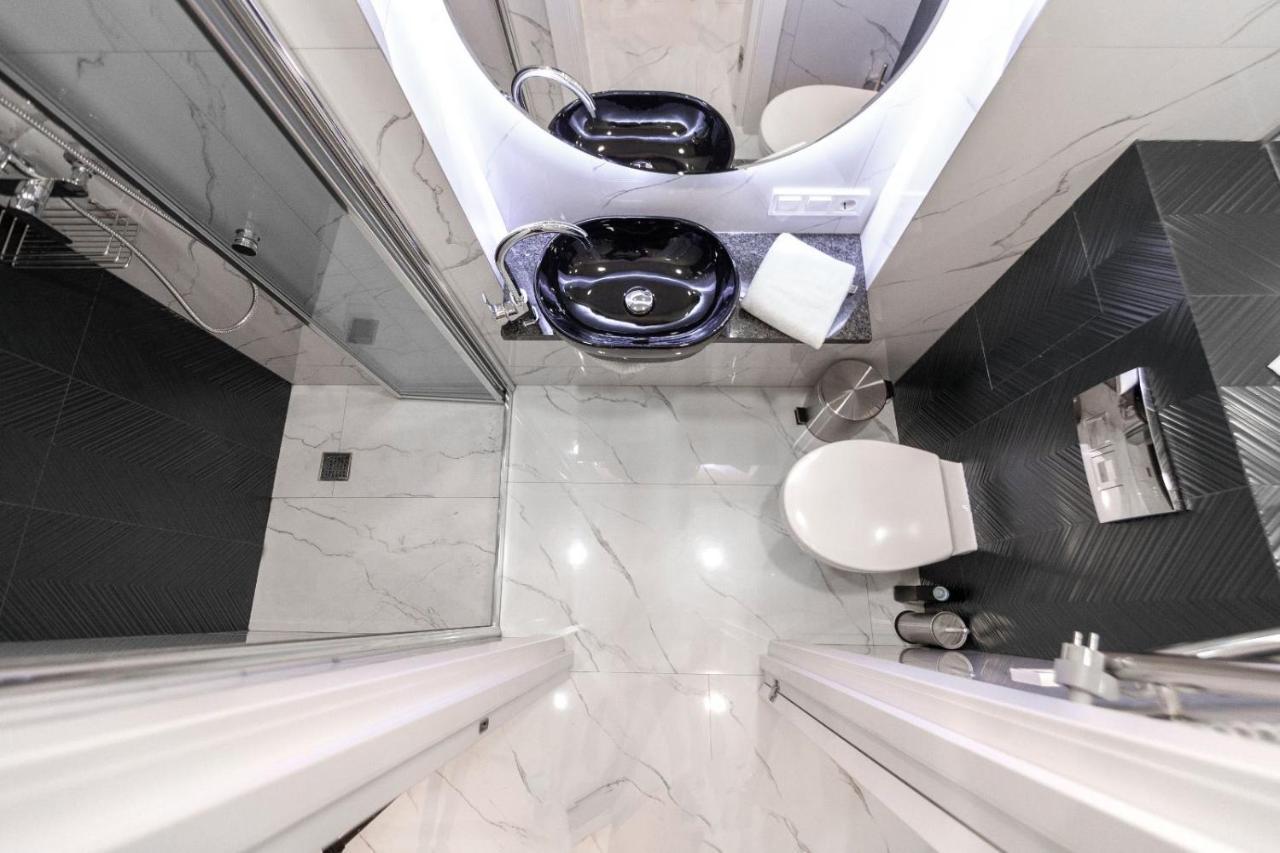 Зелені Апартаменти Біля Оперного Театру Flat In The City Center Lviv Exterior foto