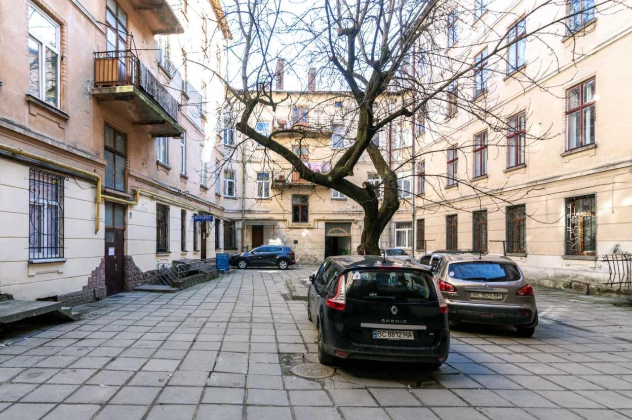 Зелені Апартаменти Біля Оперного Театру Flat In The City Center Lviv Exterior foto