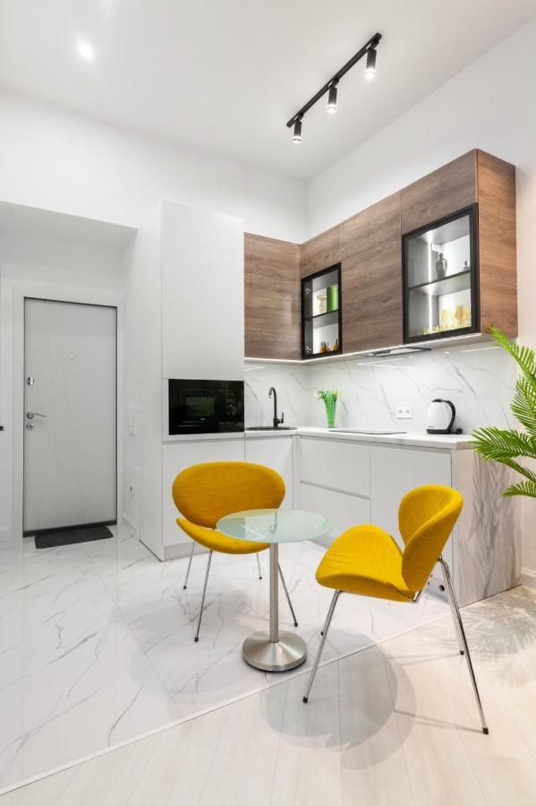 Зелені Апартаменти Біля Оперного Театру Flat In The City Center Lviv Exterior foto