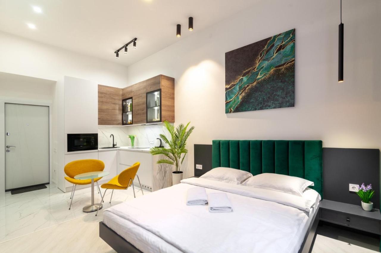 Зелені Апартаменти Біля Оперного Театру Flat In The City Center Lviv Exterior foto